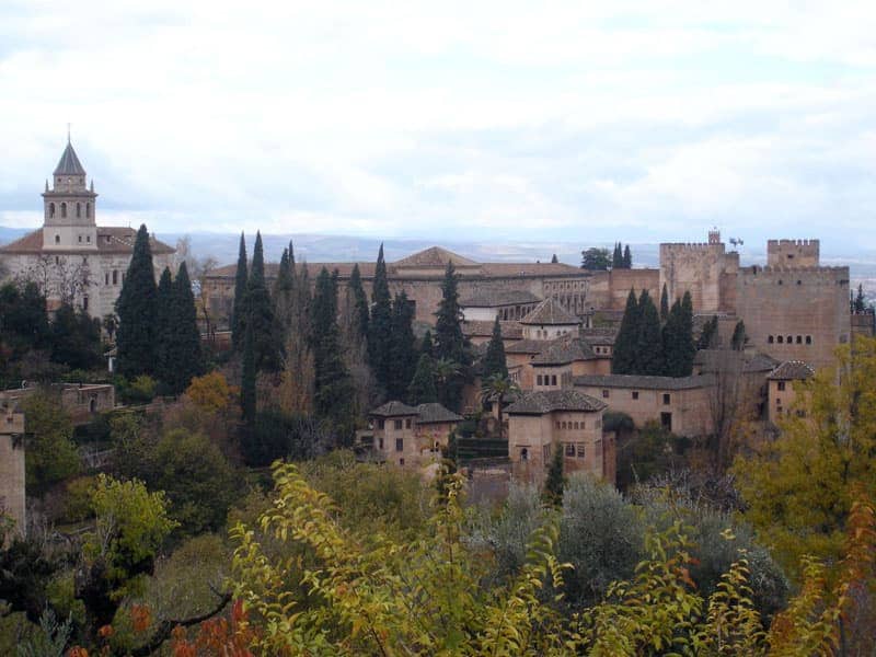 Alhambra von einem Berg aus gesehen