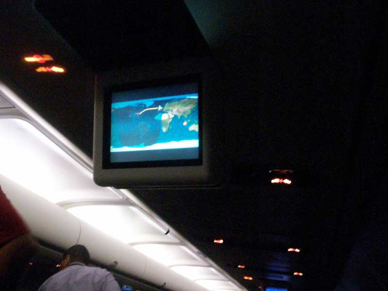Foto zeigt einen Bildschirm im Flugzeug mit dem Flugplan