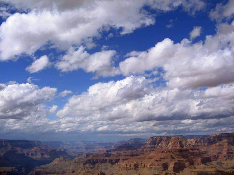 Foto des Grand Canyon mit vielen Wolken