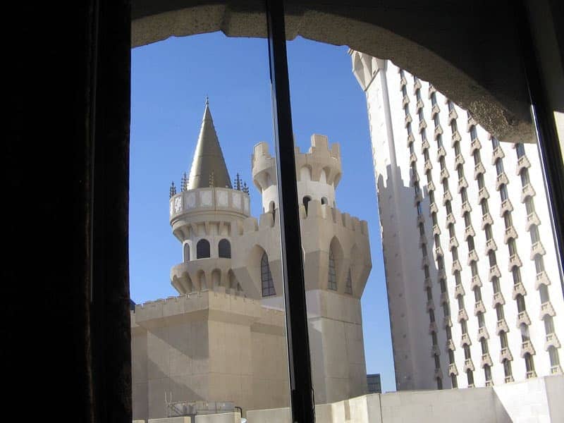 Foto zeigt den Blick aus einem Hotelzimmer auf ein Schlossartigen Turm