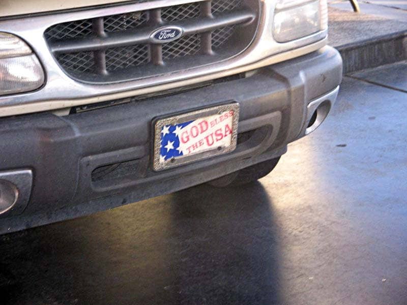 Foto eines Ford mit dem Nummernschild 'GOD BLESS THE USA'