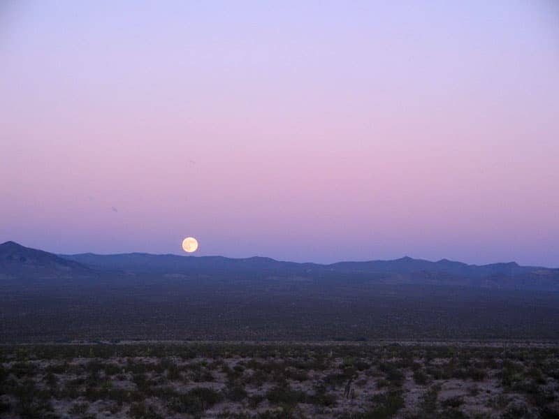 Der Mond über der Wüste mit Hügeln im Hintergrund