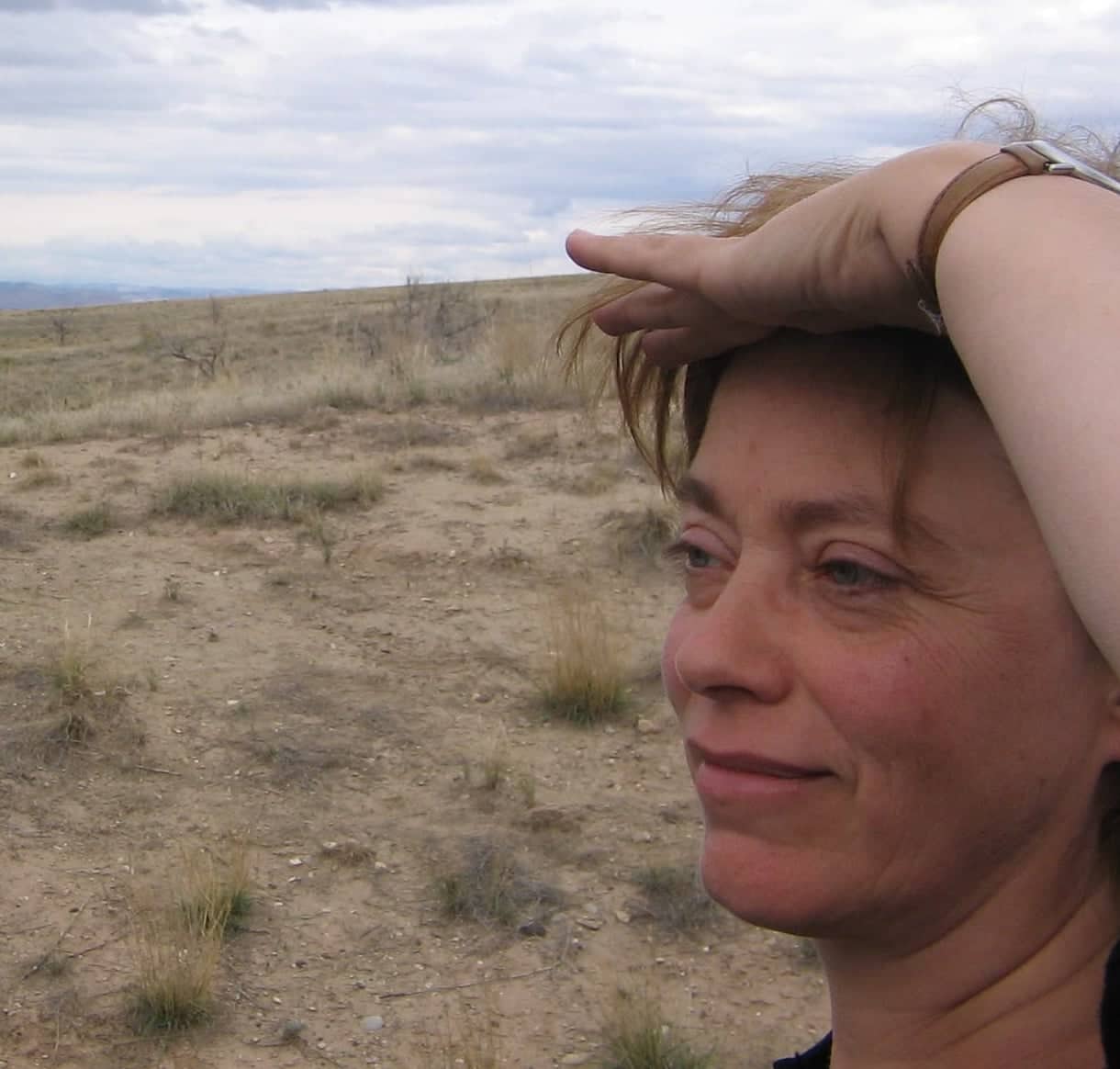 Bild zeigt Annette Hildebrandt in einer Steppe stehend