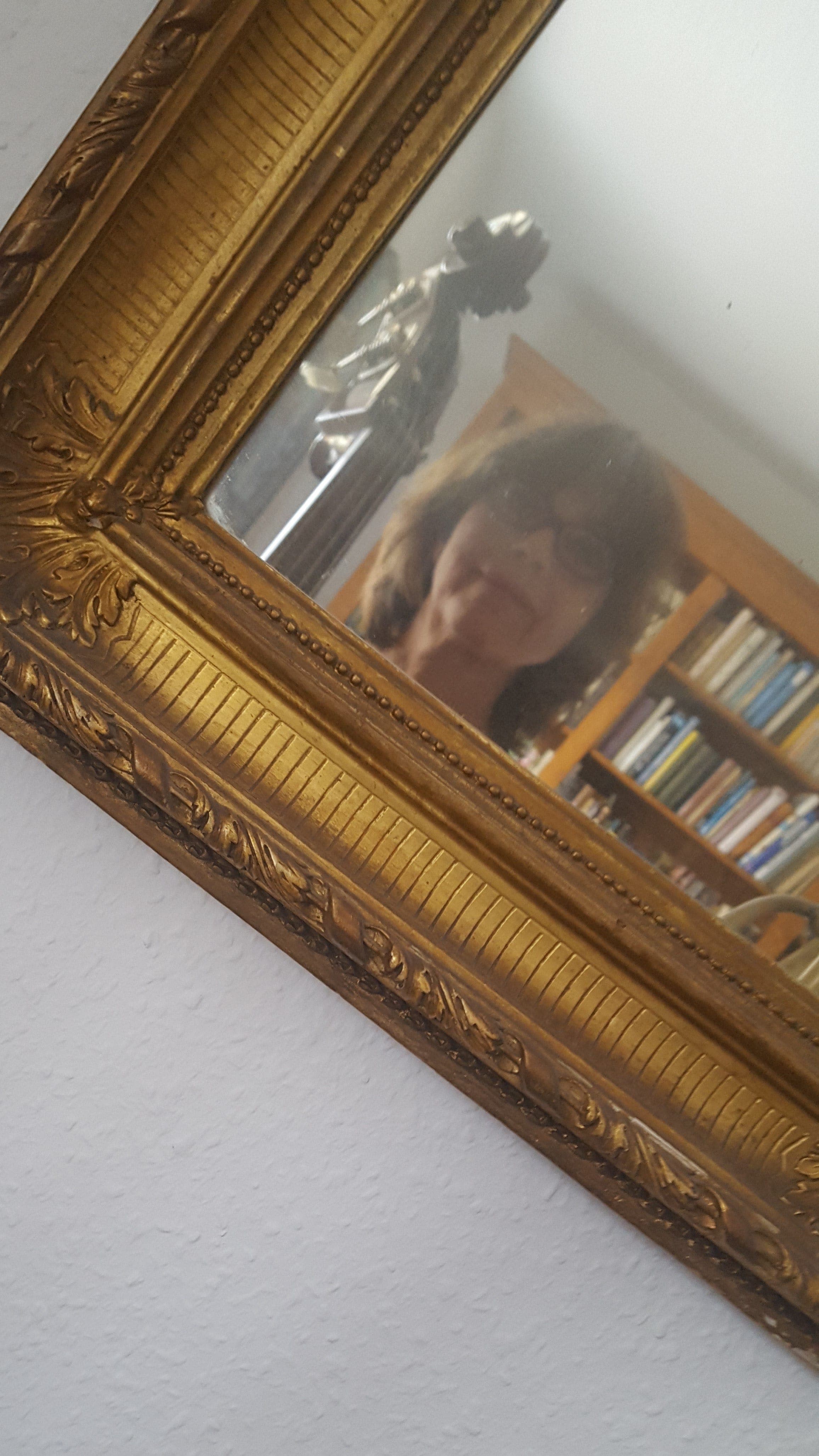 Annette Hildebrandt mit einem Kontrabass in der Hand vor einem Spiegel